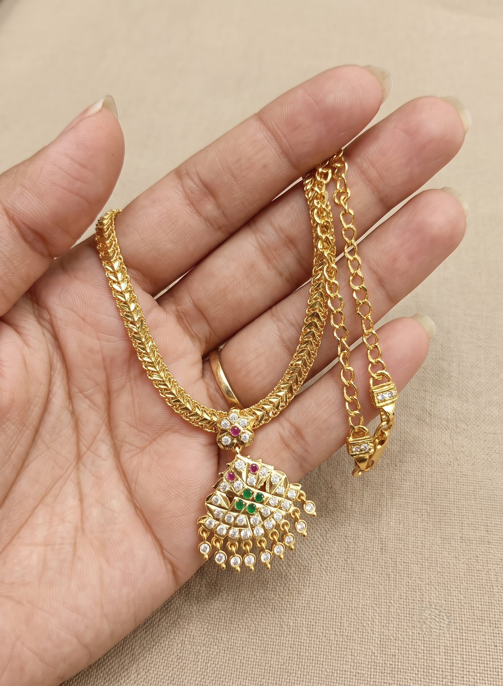 Geometric Fan-Shaped Attigai Necklace