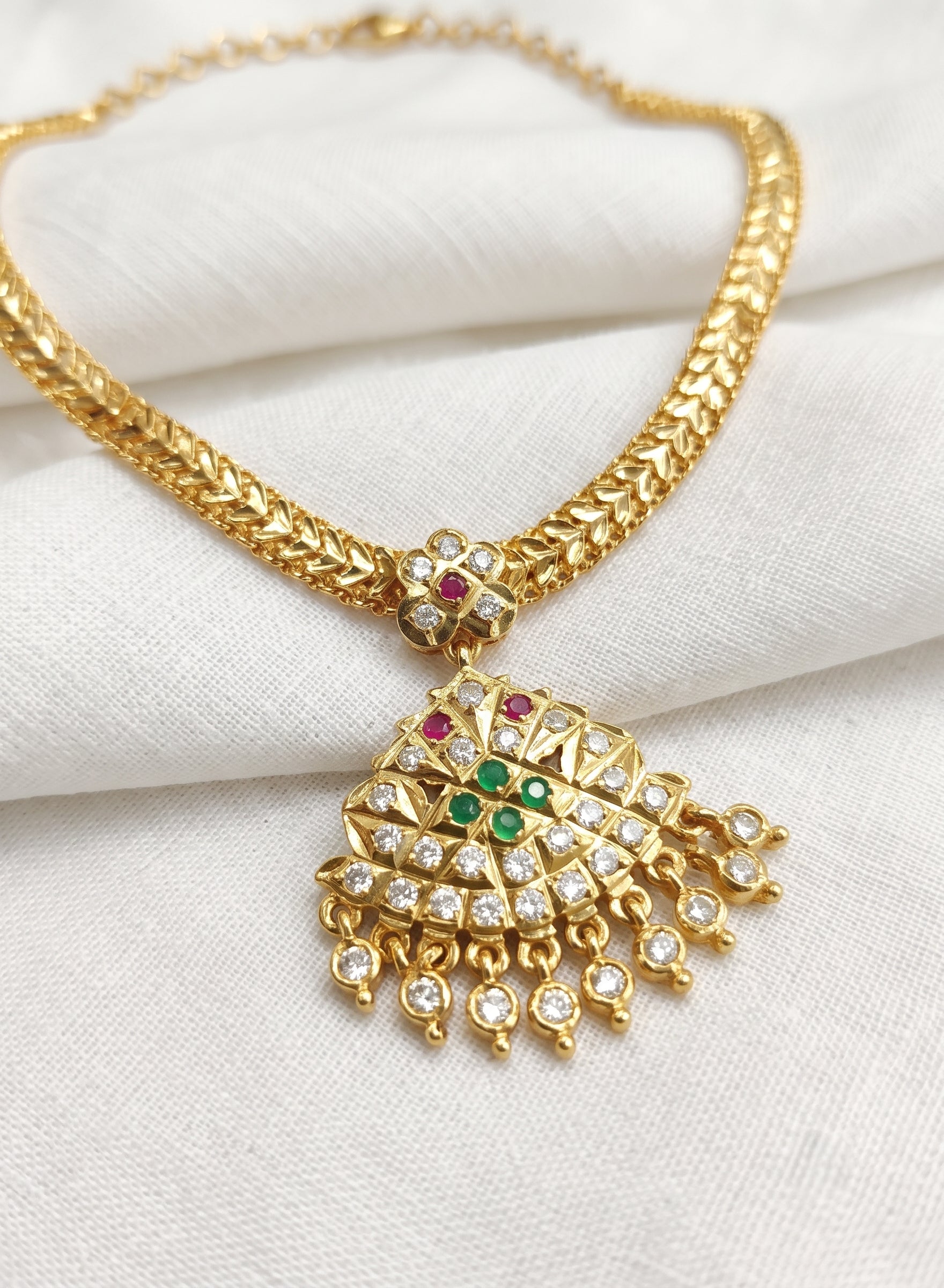 Geometric Fan-Shaped Attigai Necklace