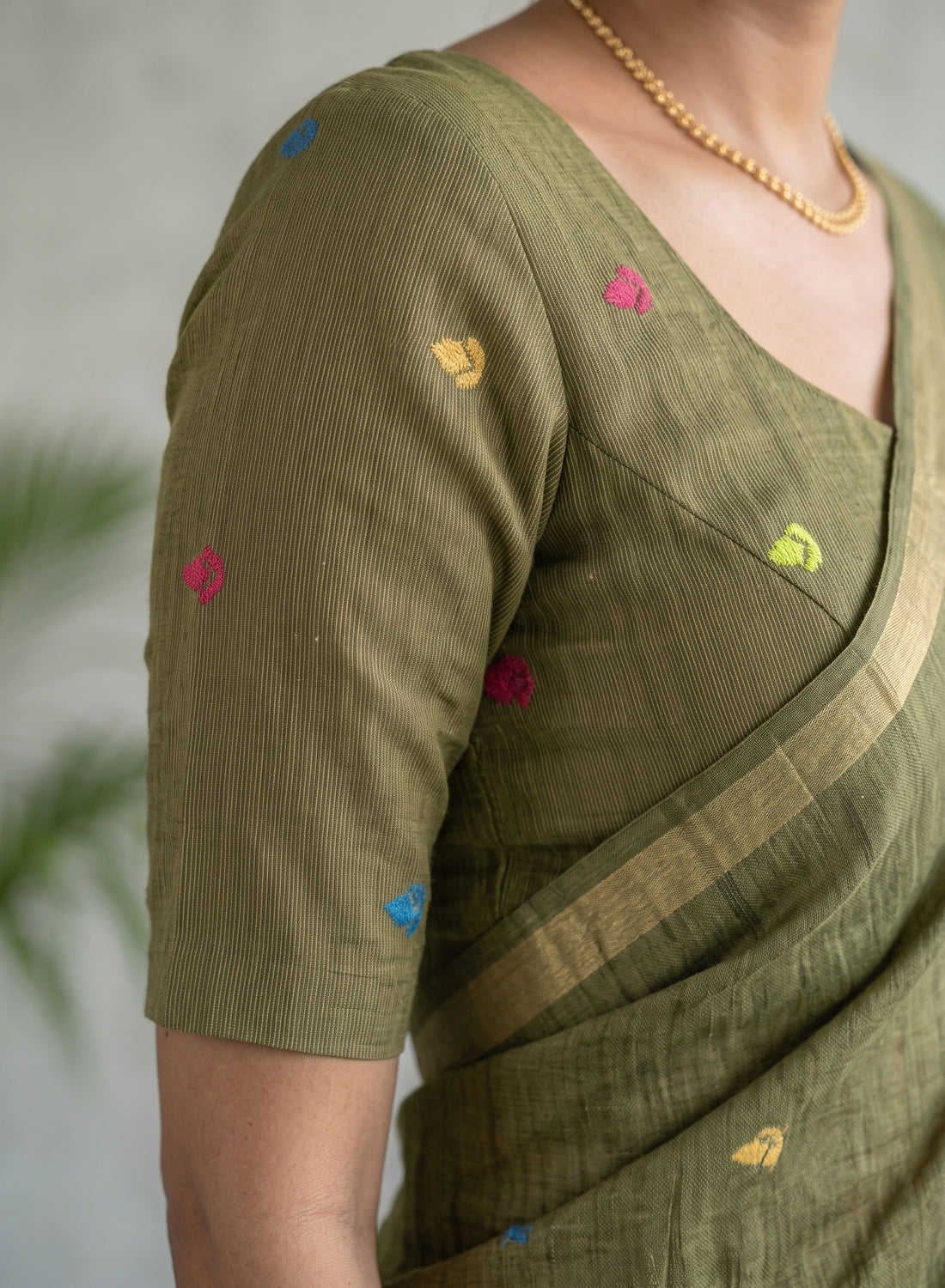 Green Linen Cotton Saree – Floral Embroidered Pallu with Tassel Border