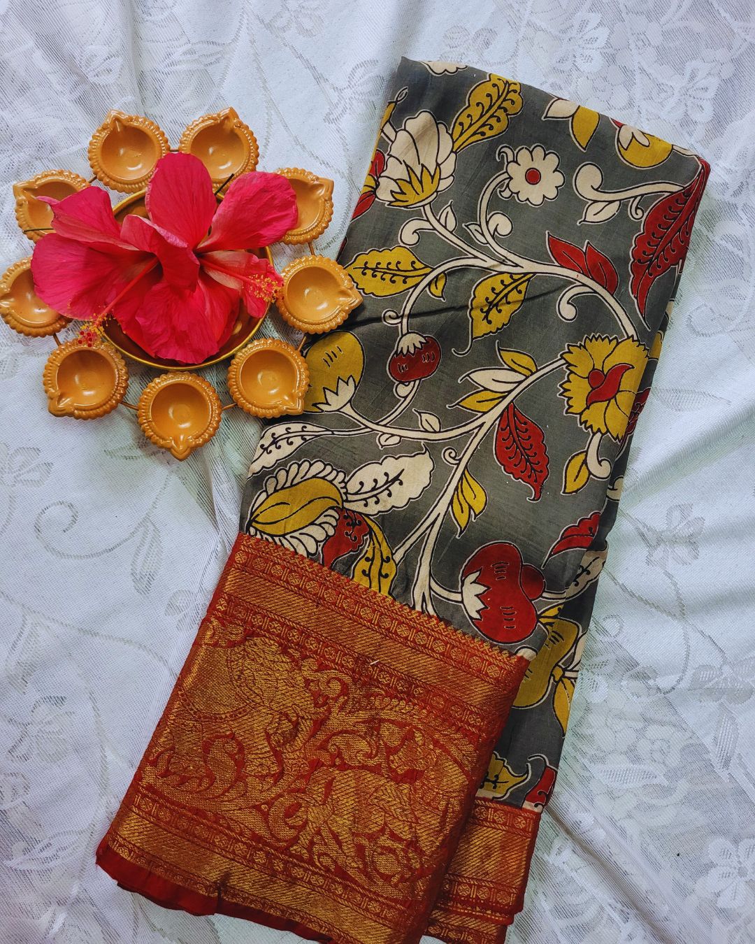 Kalamkari Chennur silk 7 Inch Kanchi border saree - Grey and Red